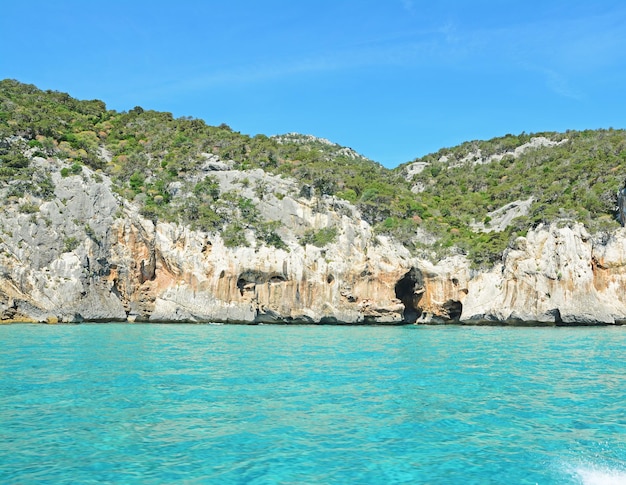 Cave por água turquesa do Golfo de Orosei Sardenha