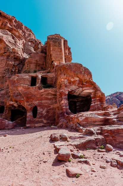 Cavehouses de nômades beduínos na antiga cidade de Petra na Jordânia