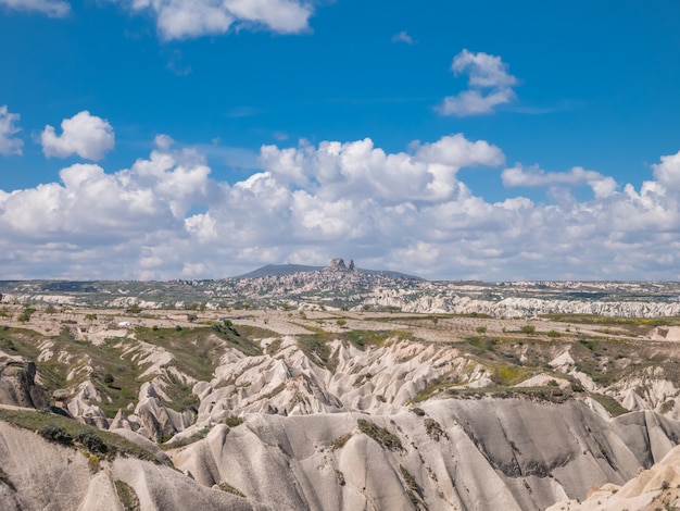 Caverna cidade e formações rochosas no vale de Zelve, Capadócia, Turquia.