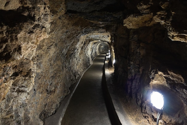 Caverna com estalactites e estalagmites. A formação geológica das cavernas de Punkva