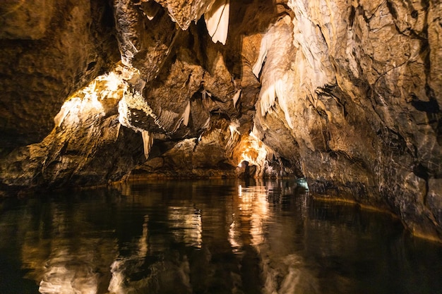 Caverna com estalactites e estalagmites A formação geológica de Punkva Caves