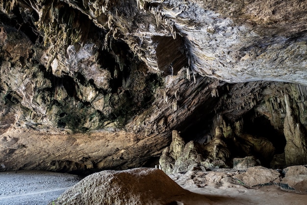 caverna com estalactites e estalagmites