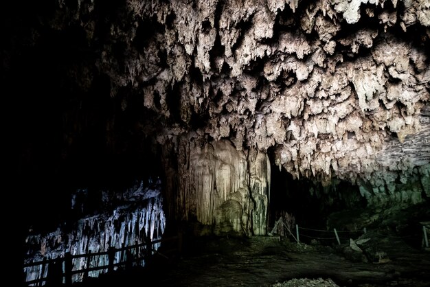 Caverna com estalactites e estalagmites