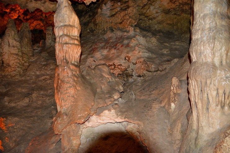Foto caverna com estalactites e o relâmpago isolado, close-up