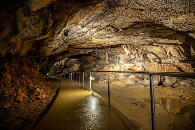 Caverna com trilha de concreto