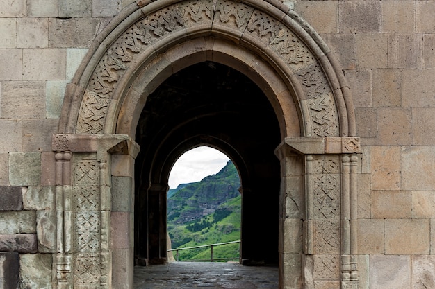 Caverna da cidade-mosteiro de Vardzia. Vardzia está localizada nas montanhas Erusheti, na margem esquerda do rio Kura. vista do mosteiro para o vale do rio e encostas verdes