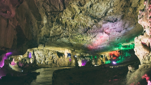 caverna de estalactites e estalagmites