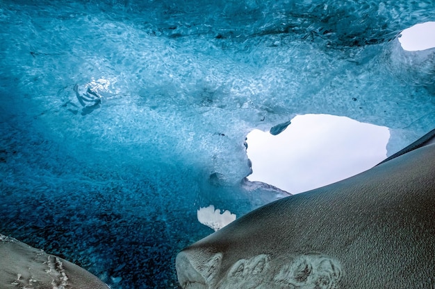 Caverna de gelo cristal perto de jokulsarlon