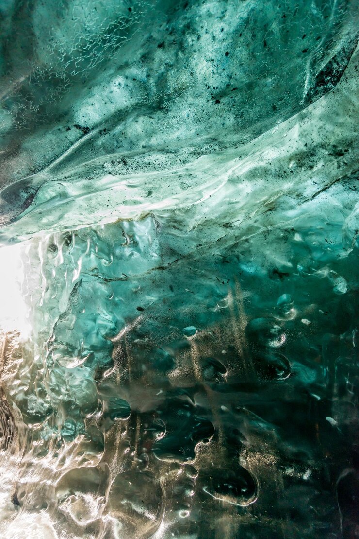 Foto caverna de gelo localizada abaixo da geleira entre a montanha de gelo na islândia é um marco fascinante