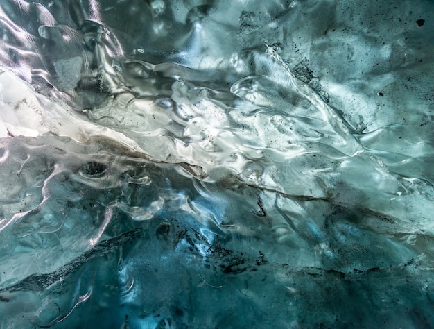 Caverna de gelo localizada abaixo da geleira entre a montanha de gelo na Islândia é um marco fascinante