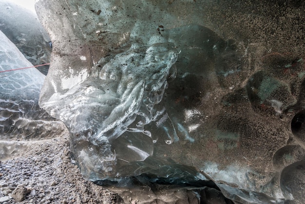 Caverna de gelo localizada abaixo da geleira entre a montanha de gelo na Islândia é um marco fascinante