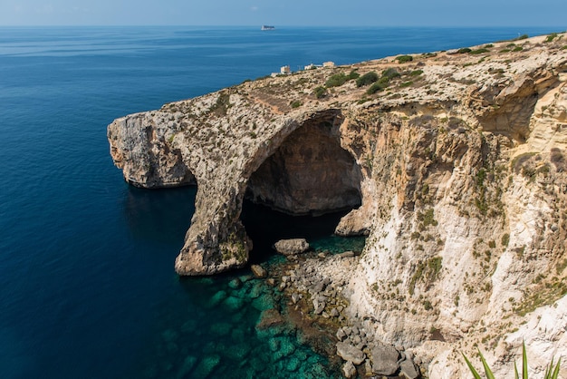 Caverna de gruta azul em Malta Arco de calcário natural sobre uma lagoa