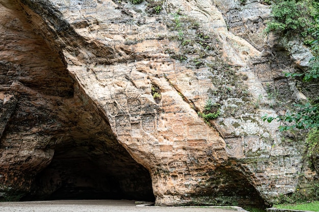 Foto caverna de gutman vista de dentro, parque nacional de sigulda, letônia