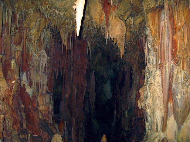 Caverna de Petralona, antiga caverna cárstica com estalactites e estalagmites, decoração de calcário de teto Cenote