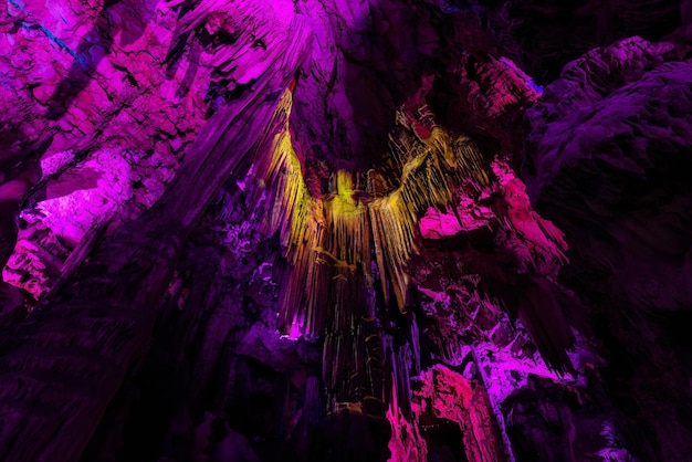 Caverna de Saint Michael39s com luzes coloridas com Angel Natural Rock Formation