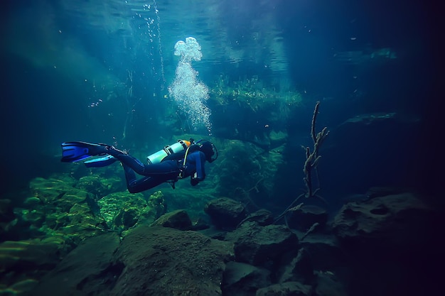 caverna do mundo subaquático do cenote de yucatan, paisagem escura de estalactites subterrâneas, mergulhador