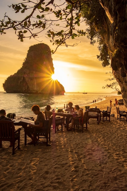 Caverna do restaurante na praia de Phra nang ao pôr do sol Railay Krabi Tailândia viagem de férias verão Wanderlust e conceito de férias