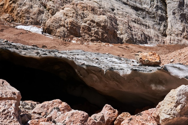 Caverna glacial formada sob uma geleira em recuo no Cáucaso