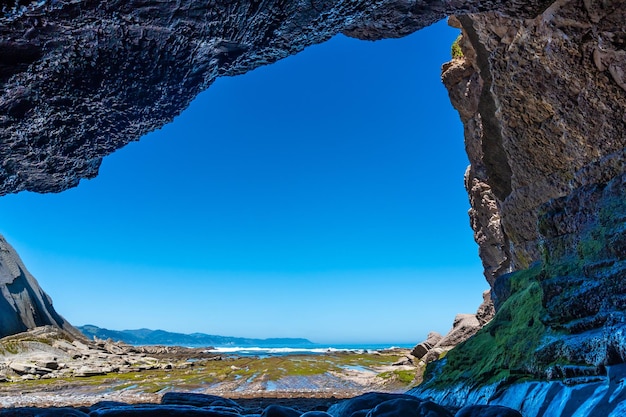 Foto caverna marinha na enseada de algorri na costa em zumaia flysch sem pessoas gipuzkoa país basco