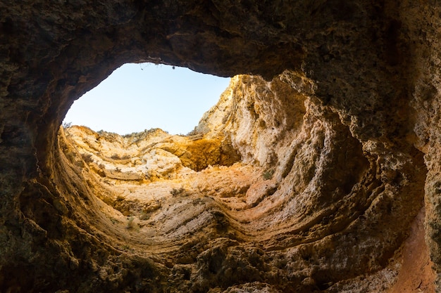 Caverna rochosa redonda