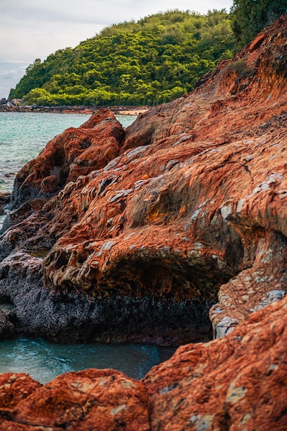 Caverna vermelha na praia de thong lang na ilha de larn koh larn beautiful do mar em chonburi tailândia