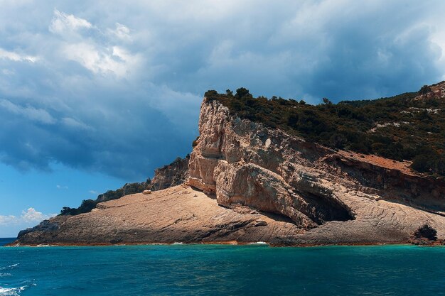 Cavernas azuis na ilha de zakynthos