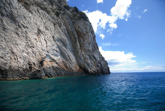 Cavernas azuis na ilha de zakynthos