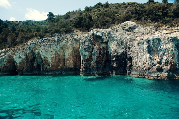 Cavernas azuis na ilha Grécia de Zakynthos