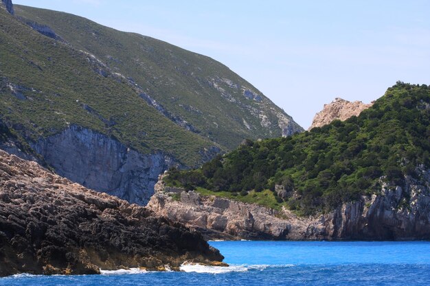 Cavernas azuis na ilha Grécia de Zakynthos