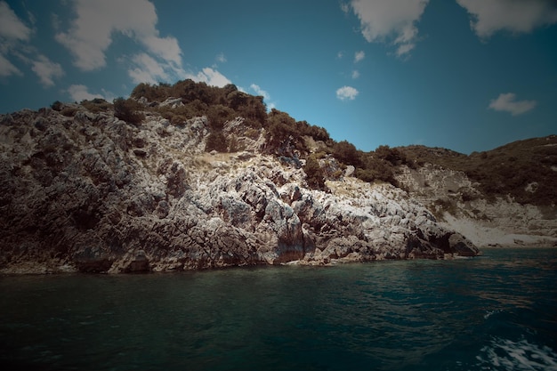 Cavernas azuis na ilha Grécia de Zakynthos