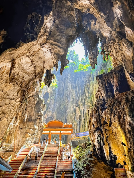 Foto cavernas batu em kuala lumpur, uma das maiores atrações hindus da malásia