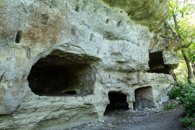 Cavernas da cidade de TepeKermen em Bakhchisarai Crimeia Rússia Montanhas da Crimeia