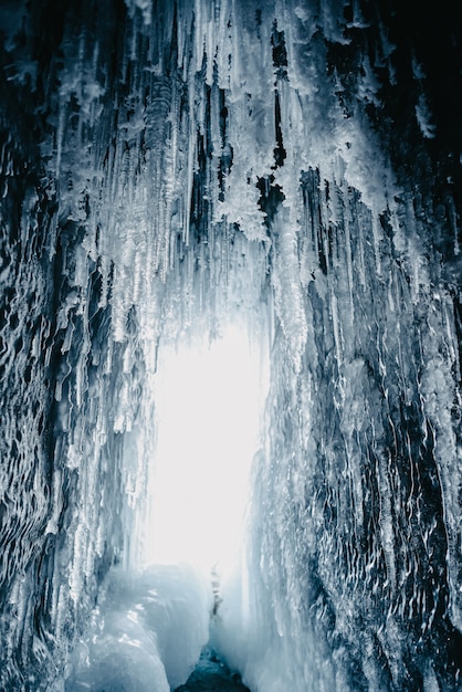 Cavernas de gelo com água congelada no lago Baikal, Rússia