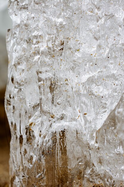 Cavernas de gelo incomuns, areia e texturas de cristais de gelo close-up dof raso com espaço de cópia. Paisagem do Ártico, inverno e primavera.
