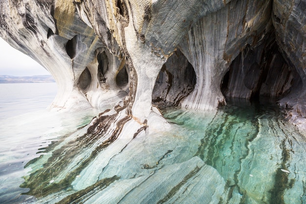 Cavernas de mármore incomuns no lago do General Carrera, Patagônia, Chile. Viagem da Carretera Austral.