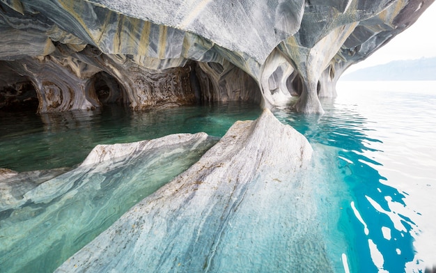 Cavernas de mármore incomuns no lago do General Carrera, Patagônia, Chile. Viagem da Carretera Austral.