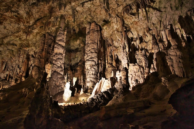 Cavernas de Postojna nas montanhas da Eslovênia