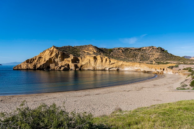 Cavernas em Cala Cerrada uma bela praia muito tranquila