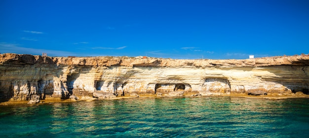 Cavernas marinhas em cape greco