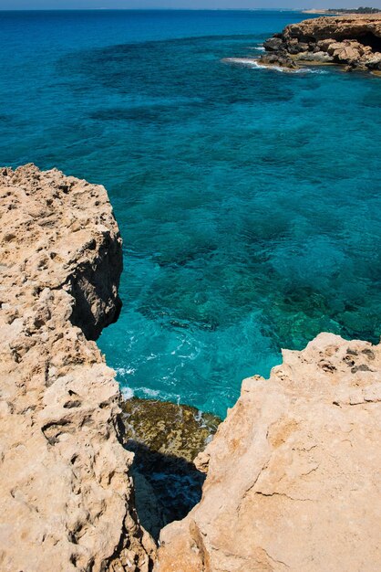 Foto cavernas marinhas perto de ayia napa costa do mar mediterrâneo chipre