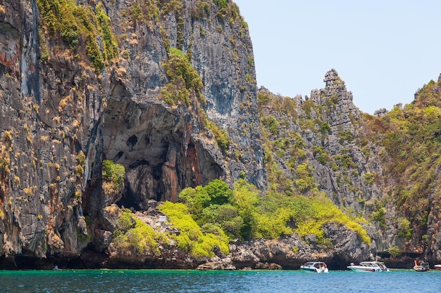 Cavernas na ilha de Phi Phi Le no Mar de Andaman com onde os piratas esconderam tesouros Viagens e excursões na Tailândia Ilha de Phuket