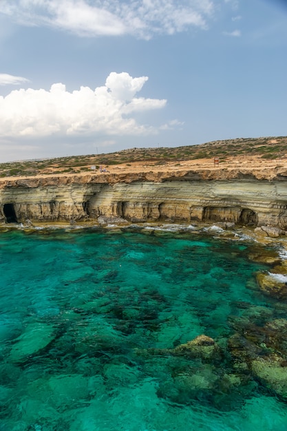 Foto cavernas pitorescas do mar estão localizadas na costa do mediterrâneo.