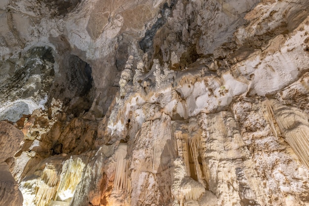 Cavernas subterrâneas Frasassi Caves com estalactites e estalagmites. Marche, Itália