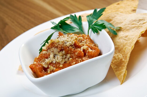 Caviar de berenjena con patatas fritas. de cerca