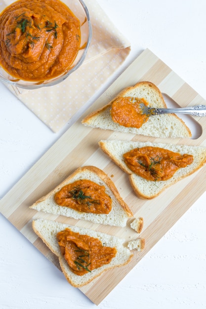 Caviar de berenjenas tostadas en madera blanca