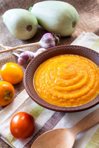 Caviar de calabaza con ajo y tomate.