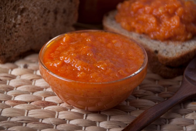 Caviar de calabaza en una ensaladera de vidrio