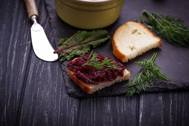 Caviar de beterraba e torradas. Foco seletivo