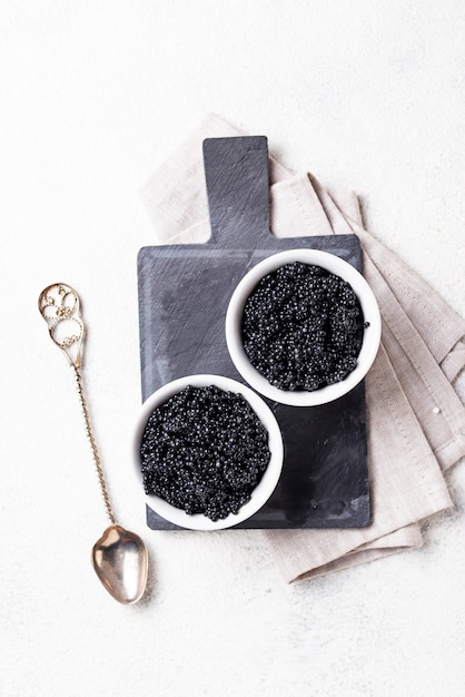 Caviar de esturjão preto em taças