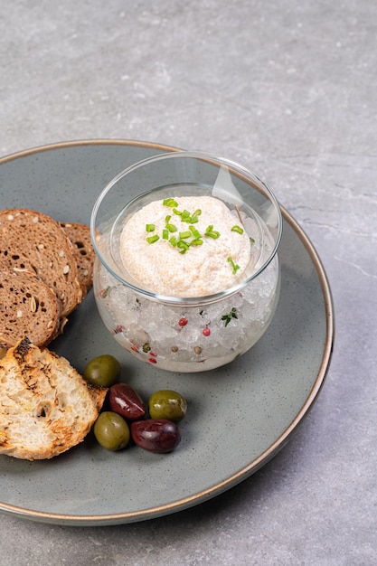 Caviar de lúcio em um vaso de vidro no gelo com cebolinha e croutons Caviar de peixe uma iguaria Um prato gourmet Apetizer Delícias de comida para conhecedores especiais